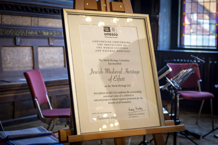 Übergabe der Unesco-Urkunden Ein Dokument im Rahmen